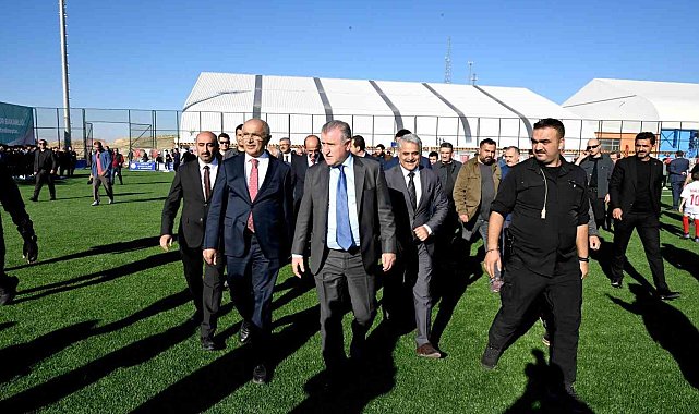 Bakan Bak'tan Melekbaba Spor Tesisi'ne tam not