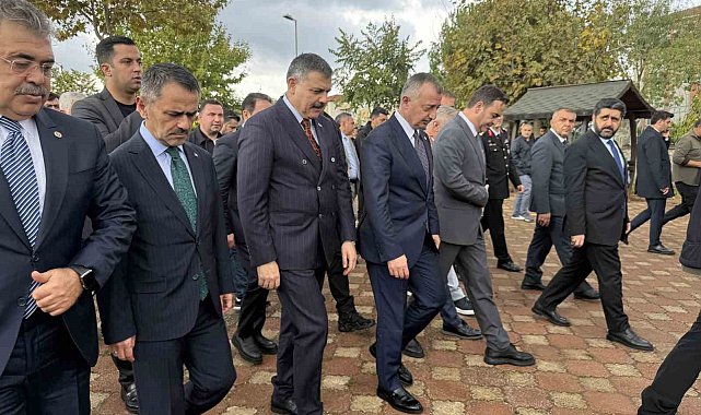 Bakan Çiftçi Kocaeli'de cuma namazı kıldı, vatandaşlarla bir araya geldi