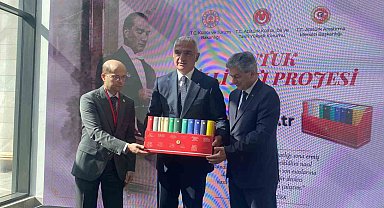 Bakan Ersoy: " Türkçenin yanı sıra İngilizce, Almanca, Fransızca, Kazakça, Rusça, Urduca, Farsça ve Türkmence olmak üzere 8 dilde hazırlandı"