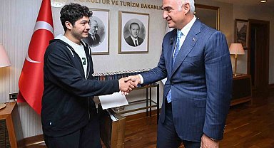 Bakan Ersoy zorlu şartlar altında YKS'de derece yapan öğrenciyle bir araya geldi
