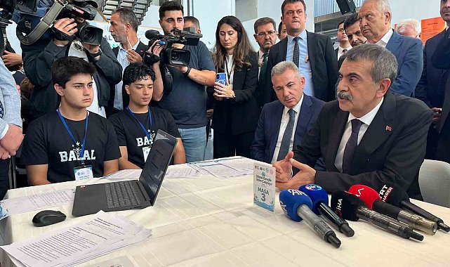Bakan Tekin'den İzmir'de 'yaşanabilir çevre' vurgusu: "Gelecek kuşaklara karşı sorumluyuz"