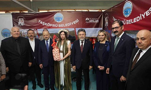 Bakan Yumaklı'ya, Taşköprü sarımsağı hediye edildi