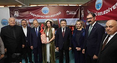 Bakan Yumaklı'ya, Taşköprü sarımsağı hediye edildi
