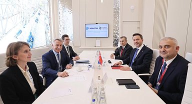 Bakanı Bayraktar, Gazprom ve Novatek'in üst düzey isimleriyle görüştü
