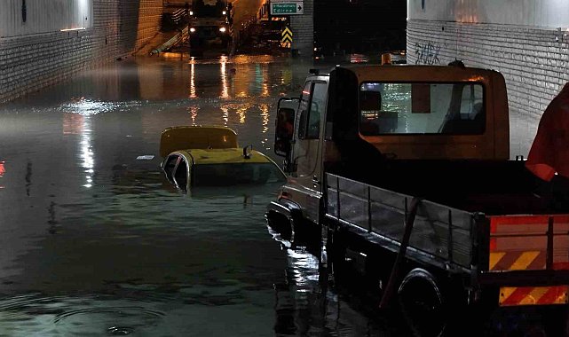Bakırköy'de alt geçidi su bastı: Takside mahsur kalan sürücü kurtarıldı