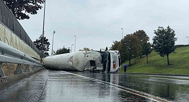 Bakırköy'de LNG yüklü tanker yan yattı, yol trafiğe kapatıldı