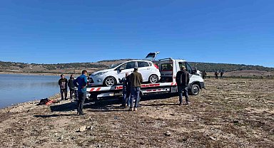 Balık tutmaya gittikleri baraja araçları düştü