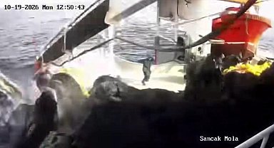 Balıkçı teknesinde bir kişinin ölümü ile sonuçlanan olay anı teknenin güvenlik kamerasına yansıdı