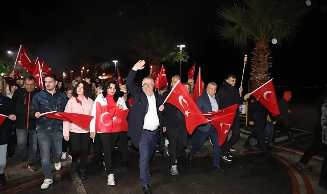 Balıkesir Edremit'te Cumhuriyet Bayramı coşkusu yağmura rağmen dinmedi