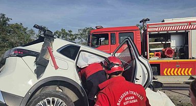 Balıkesir'de otomobil bariyerlere çarptı: 2 yaralı