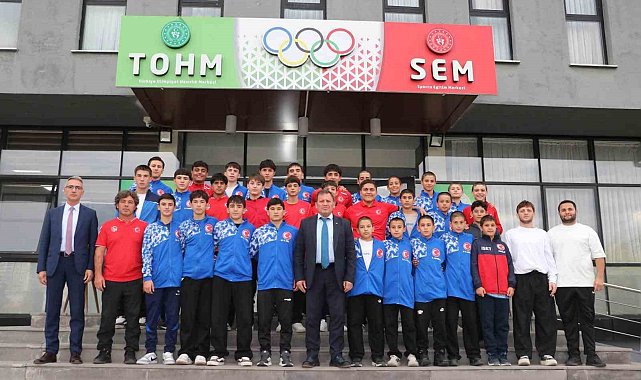 Balkan Şampiyonu güreşçiler için pasta kesildi