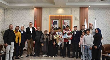 Balkan şampiyonunu ve balkan üçüncüsü çiçeklerle karşılandı