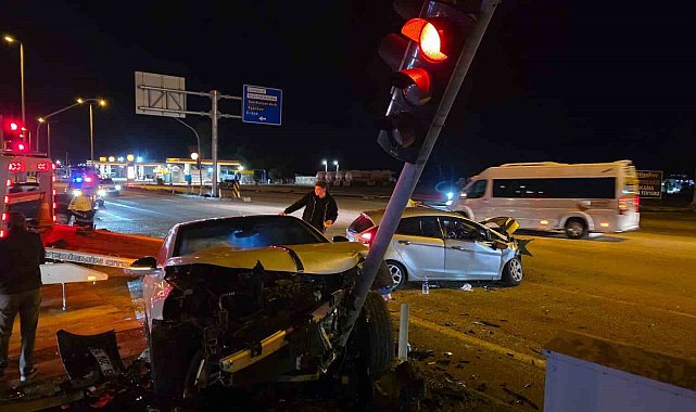 Bandırma Hastane Kavşağı'nda trafik kazası: 3 yaralı