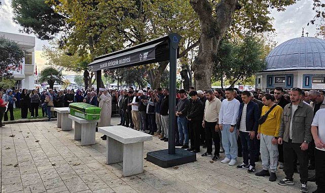 Bandırma'da kazada hayatını kaybeden motokurye son yolculuğuna uğurlandı