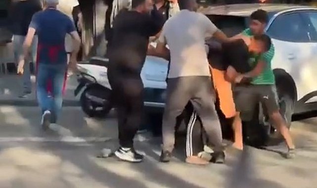 Başakşehir'de esnaf ile motosikletli kurye birbirine girdi: Önlüklerini çıkarmadan yumruklarla saldırdılar