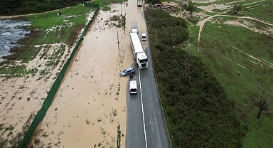 Başakşehir'de sağanak yağmur nedeniyle araç çukura düştü