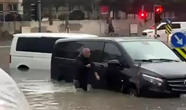 Başakşehir'de yolları su bastı, araçlar mahsur kaldı