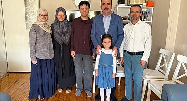 Başkan Altay'dan umreye giden aileye ziyaret