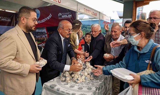 Başkan Arslan, Ankara'da vatandaşlarla Taşköprü sarımsağı dağıttı
