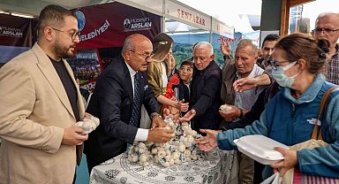 Başkan Arslan, Ankara'da vatandaşlarla Taşköprü sarımsağı dağıttı