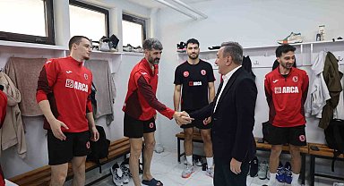 Başkan Dere'den maç öncesi Sungurlu Belediyespor ile Galatasaray Madeş Mobilya takımlarına ziyaret