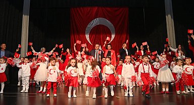 Başkan Genç, miniklerin Cumhuriyet coşkusuna ortak oldu