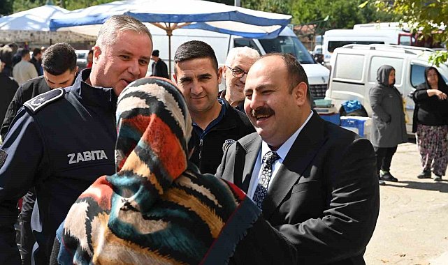 Başkan Hamamcı pazarda esnaf ve vatandaşlarla buluştu
