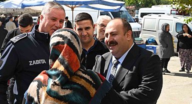 Başkan Hamamcı pazarda esnaf ve vatandaşlarla buluştu