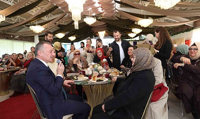 Başkan ile annesinin diyaloğu salonu kırdı geçirdi