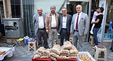 Başkan Kaya, İncirliova Köylü Pazarı'nda esnaf ve vatandaşlarla buluştu