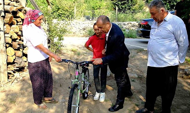 Başkan sözünü tuttu, küçük kız bisikletine kavuştu