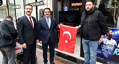 Başkan Taşkın'dan vatandaşlara Türk bayrağı hediyesi