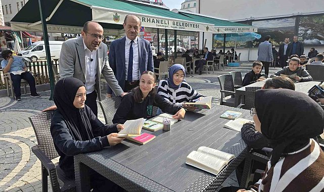 Başkan ve öğrencilerden kitap okuma seferberliği