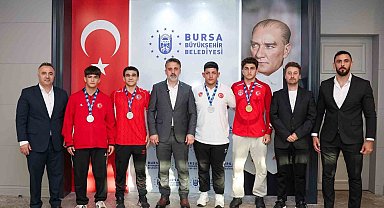 Başkan Vekili Biba, Bursa'nın gururu güreşçileri ağırladı