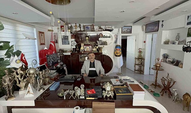 Başkanın makam odası antikacı dükkanını aratmıyor