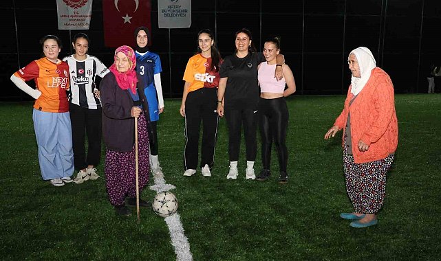 Başlama vuruşunu bastonlu teyzelerin yaptığı halı saha maçında kadınlar kıyasıya mücadele etti