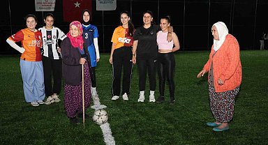 Başlama vuruşunu bastonlu teyzelerin yaptığı halı saha maçında kadınlar kıyasıya mücadele etti