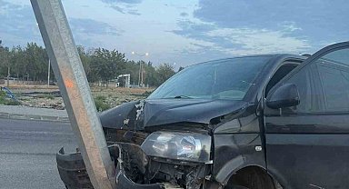 Batman'da hafif ticari araç aydınlatma direğine çarptı: 1 yaralı