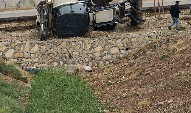 Batman'da kontrolden çıkan iş makinesi devrildi: 1 yaralı