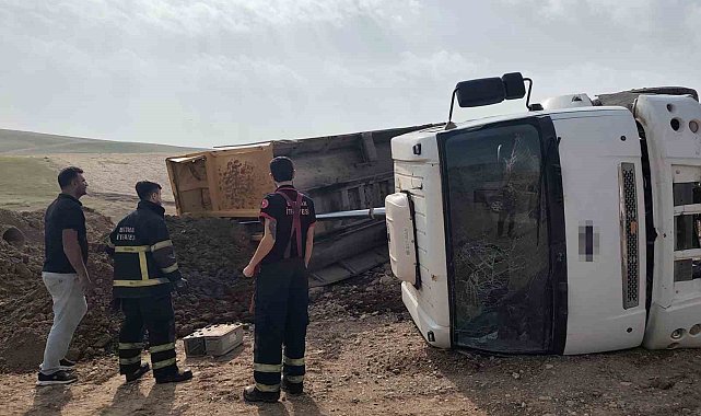 Batman'da kum yüklü kamyon devrildi: 1 yaralı