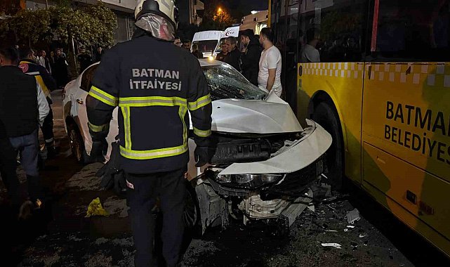 Batman'da otomobil belediye otobüsüne çarptı: 2 yaralı