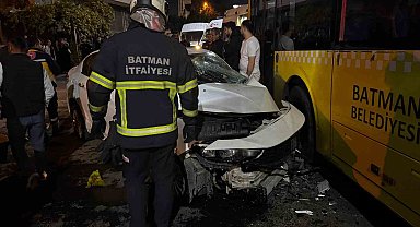 Batman'da otomobil belediye otobüsüne çarptı: 2 yaralı