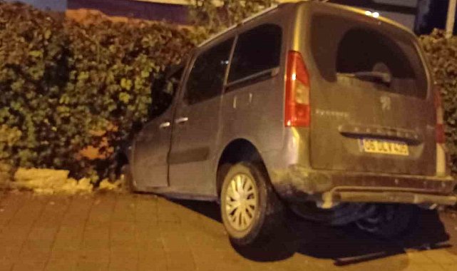 Batman'da otomobille çarpışan hafif ticari araç bahçe duvarına çarptı