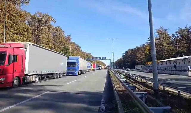 Batrovçi Sınır Kapısı'nda tır kuyruğu 15 kilometreye ulaştı