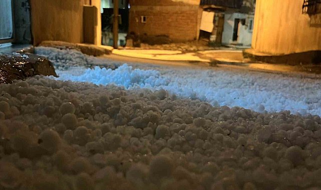 Bayburt'ta fındık büyüklüğünde dolu etkili oldu