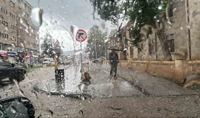 Bayburt'ta gök gürültülü sağanak etkili oldu