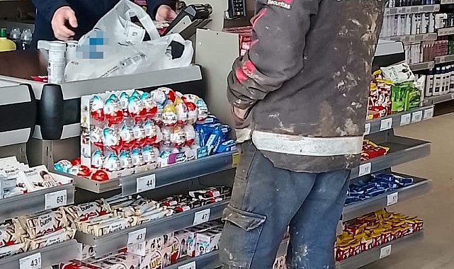 Bayburt'ta inşaat işçisi çamurlu ayakkabılarını çıkarıp alışveriş yaptı