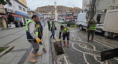 Bayburt'ta mazgallar yağışlara karşı temizleniyor