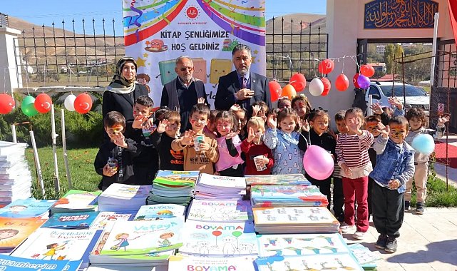 Bayburt'ta minik öğrenciler kumbaralarındaki harçlıklarla kitap aldı