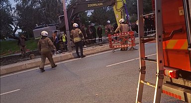 Bayrampaşa'da çalışma sırasında yol çöktü. Göçük altında kalanları olduğu iddia edilirken, olay yerine polis, AFAD, itfaiye ve sağlık ekipleri sevk edildi.